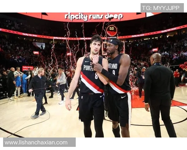 杰拉米格兰特如何在NBA赛场上展现个人才华与团队合作的完美结合